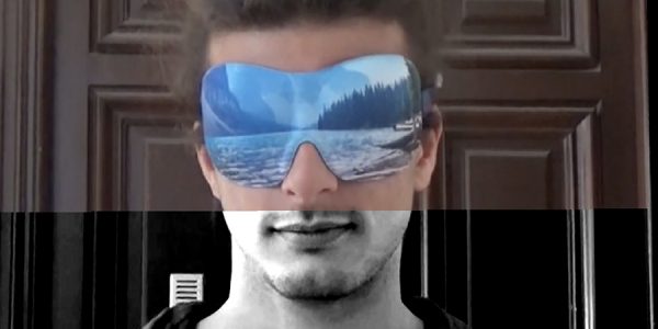 Eine Collage aus zwei Portrait Fotografien von einem Mann, der eine Augenbinde mit einem Bergsee als Motiv über den Augen hat. Die untere Hälfte des Bildes ist schwarz-weiß, die obere in Farbe.